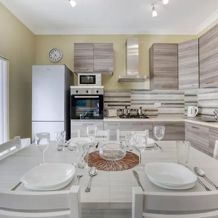 Seaview,beautiful 3br 2 Apartment *