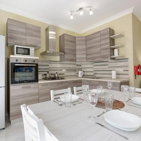 Seaview,beautiful 3br 2 Apartment *